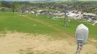 BANIA SKI&FUN - widok na trasę zjazdową, kolej krzesełkową i narciarzy