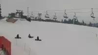 BANIA SKI - widok na trasę zjazdową, kolej krzesełkową i narciarzy