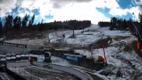 Warunki narciarskie z dolnej części trasy zjazdowej Beskid Sport Arena.
