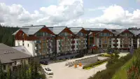 Kamera z widokiem na Hotel Bukovina Resort - luksusowy hotel termy i Spa