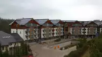 Kamera z widokiem na Hotel Bukovina Resort - luksusowy hotel termy i Spa