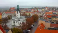 Widok na rynek Chełmna i znajdujący się na środku ratusz