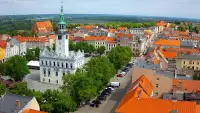Widok na rynek Chełmna i znajdujący się na środku ratusz