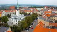 Widok na rynek Chełmna i znajdujący się na środku ratusz