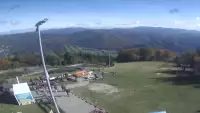 Obraz przedstawia tor saneczkowy wraz z piękną panorama.