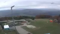 Obraz przedstawia tor saneczkowy wraz z piękną panorama.