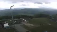 Obraz przedstawia tor saneczkowy wraz z piękną panorama.