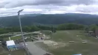 Obraz przedstawia tor saneczkowy wraz z piękną panorama.