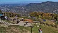 Obraz przedstawia tor saneczkowy wraz z piękną panorama.