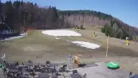 Widok na taśmę oraz Polanę Pingwina w ośrodku narciarskim Czarny Groń