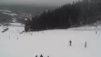 Panoramiczny obraz na żywo z górnej stacji ośrodka Czorsztyn Ski przedstawiający warunki narciarskie panujące w Czorsztynie - Kluszkowcach.