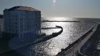 Darłowo - widok na plaże i morze oraz wejście do portu.