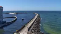 Darłowo - widok na plaże i morze oraz wejście do portu.