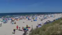 Kamera z widokiem na szeroką plażę w Dębkach województwo pomorskie.