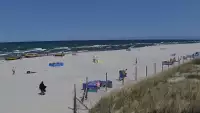 Kamera z widokiem na szeroką plażę w Dębkach województwo pomorskie.