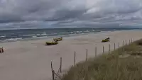 Kamera z widokiem na szeroką plażę w Dębkach województwo pomorskie.