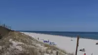 Kamera z widokiem na szeroką plażę w Dębkach województwo pomorskie.