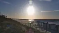 Kamera z widokiem na szeroką plażę w Dębkach województwo pomorskie.