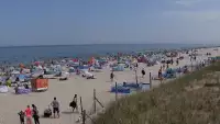 Kamera z widokiem na szeroką plażę w Dębkach województwo pomorskie.