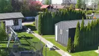Widok z Holiday Park w Zatorze. Domki sferyczne i tradycyjne nieopodal Energylandii.