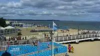 Widok z kamery obrotowej na plaże i morze w Gdańsku Brzeźnie