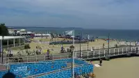 Widok z kamery obrotowej na plaże i morze w Gdańsku Brzeźnie