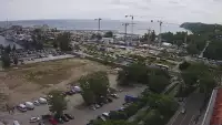 Widok na deptak, skwer i marinę w Gdyni.