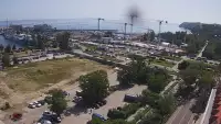 Widok na deptak, skwer i marinę w Gdyni.