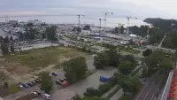 Widok na deptak, skwer i marinę w Gdyni.