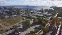 Widok na deptak, skwer i marinę w Gdyni.