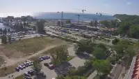 Widok na deptak, skwer i marinę w Gdyni.