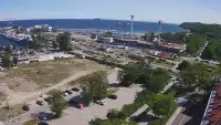 Widok na deptak, skwer i marinę w Gdyni.