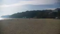 Ujęcie na szeroką plażę w Gdyni.