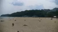 Ujęcie na szeroką plażę w Gdyni.
