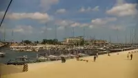 Ujęcie na szeroką plażę w Gdyni.