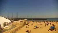 Ujęcie na szeroką plażę w Gdyni.