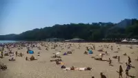 Ujęcie na szeroką plażę w Gdyni.