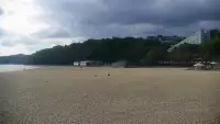 Ujęcie na szeroką plażę w Gdyni.