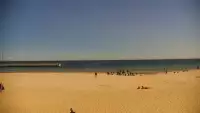 Ujęcie na szeroką plażę w Gdyni.