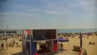 Ujęcie na szeroką plażę w Gdyni.