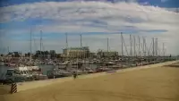 Ujęcie na szeroką plażę w Gdyni.