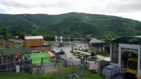 Ujęcie na dolną stację kolei linowo-terenowej na Górę Żar.