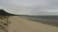 Widok na piękną, piaszczystą i szeroką plażę w Grzybowie w woj. zachodniopomorskim.