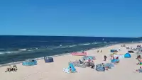 Widok na piękną, piaszczystą i szeroką plażę w Grzybowie w woj. zachodniopomorskim.