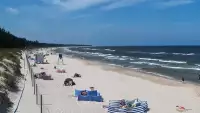 Widok na piękną, piaszczystą i szeroką plażę w Grzybowie w woj. zachodniopomorskim.