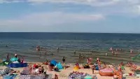 Widok na piękną, piaszczystą i szeroką plażę w Grzybowie w woj. zachodniopomorskim.