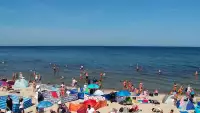 Widok na piękną, piaszczystą i szeroką plażę w Grzybowie w woj. zachodniopomorskim.