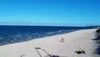 Widok na piękną, piaszczystą i szeroką plażę w Grzybowie w woj. zachodniopomorskim.
