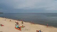 Widok na piękną, piaszczystą i szeroką plażę w Grzybowie w woj. zachodniopomorskim.