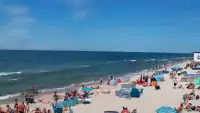 Widok na piękną, piaszczystą i szeroką plażę w Grzybowie w woj. zachodniopomorskim.